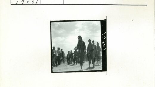 高跷表演人群围观.jpg