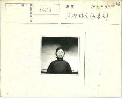 高领衬衫男子多云天空背景.jpg