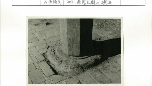鱼纹基座石柱室外景观.jpg
