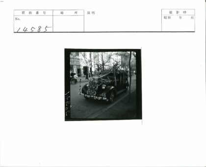鲜花汽车与街景行人.jpg