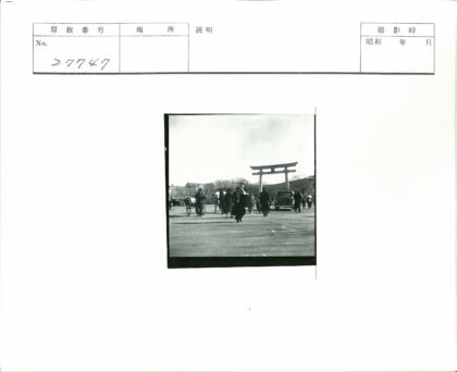 鸟居门与黄包车的街景.jpg