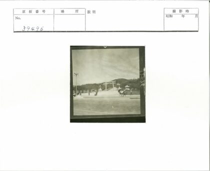 鸟居门前的人力车与行人.jpg