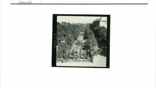 鸟瞰景观公园绿树环绕人行道标志建筑.jpg