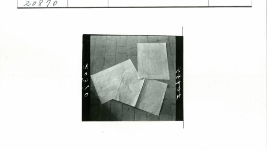 鹅卵石上的手写纸片.jpg