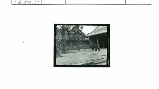 鹅卵石小路三人瓦屋景.jpg