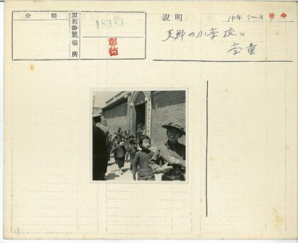 鹅卵石街道上的砖砌建筑.jpg