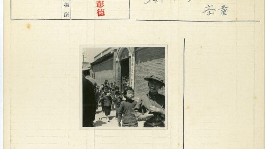 鹅卵石街道上的砖砌建筑.jpg