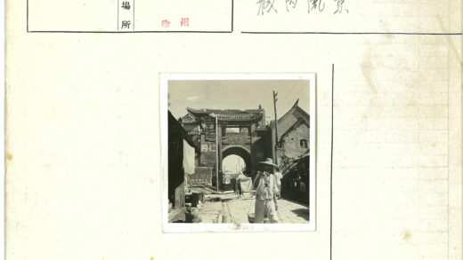 鹅卵石街道上的黄包车与行人.jpg