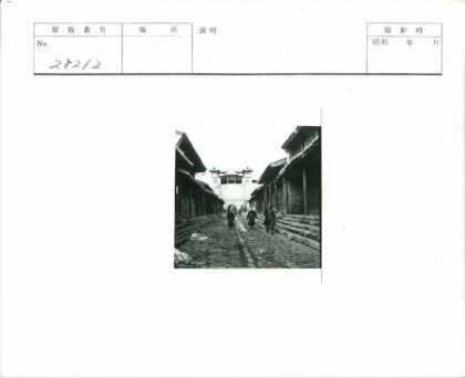 鹅卵石街道传统木建筑大门.jpg