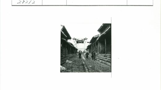 鹅卵石街道传统木建筑大门.jpg