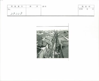 鹅卵石街道传统瓦屋鸟瞰.jpg
