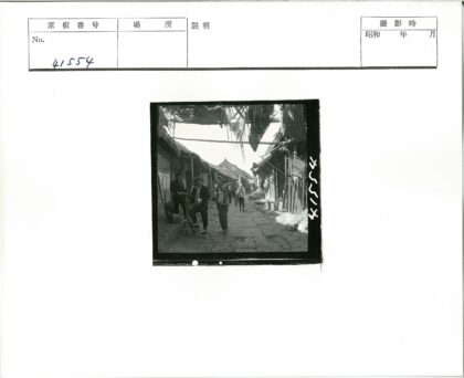 鹅卵石街道木制建筑生活场景.jpg