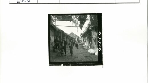 鹅卵石街道木制建筑生活场景.jpg