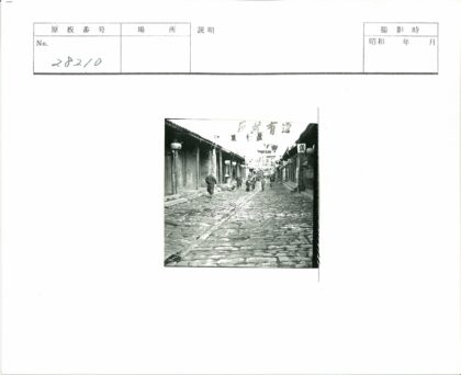 鹅卵石街道木门灯笼建筑.jpg