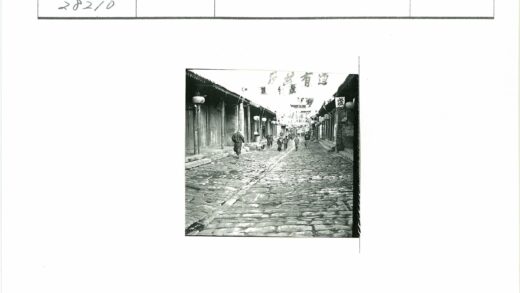 鹅卵石街道木门灯笼建筑.jpg
