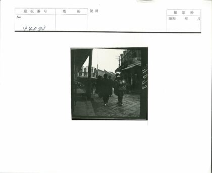 鹅卵石街道行人马车街景.jpg