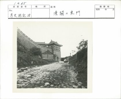 鹅卵石路通向古城门.jpg