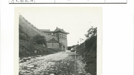 鹅卵石路通向古城门.jpg