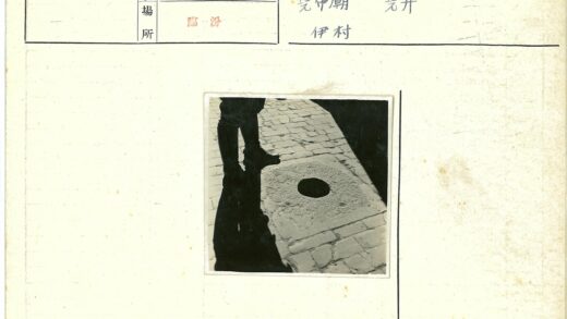 鹅卵石路面上的影子腿.jpg