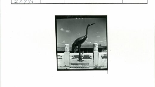 鹤雕像与石柱传统建筑景观.jpg