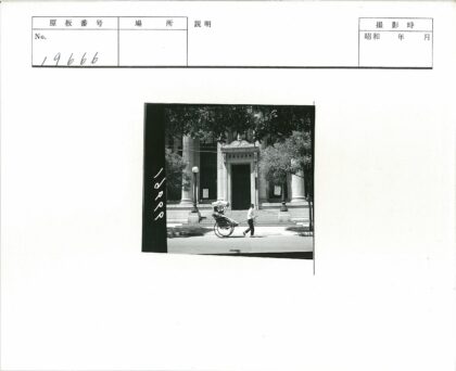 黄包车与古典建筑街景.jpg
