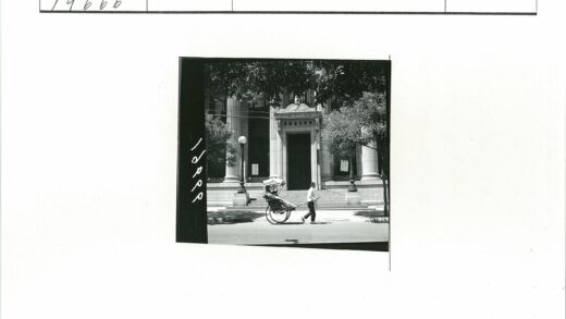 黄包车与古典建筑街景.jpg