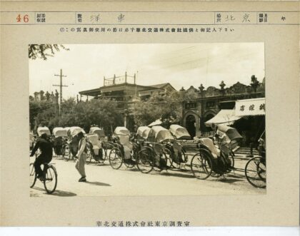 黄包车与骑行者穿梭传统街景.jpg