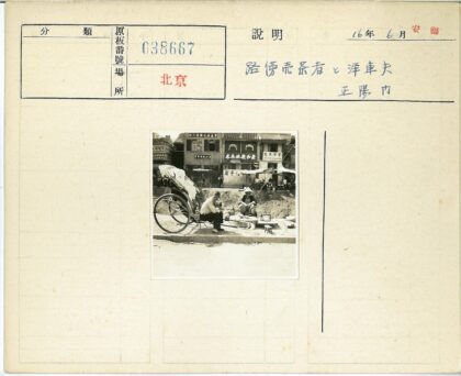 黄包车旁的街景生活.jpg
