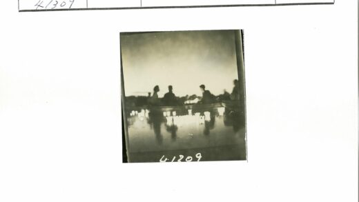 黄昏人影与水面灯光倒映.jpg