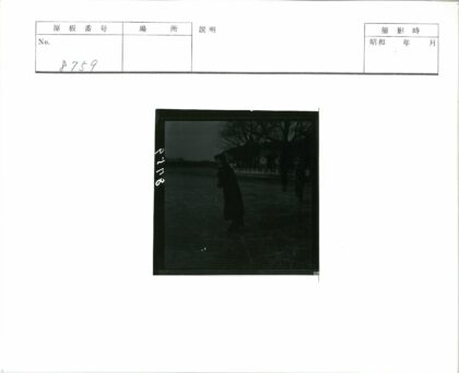 黄昏冰上滑行者与建筑树木.jpg