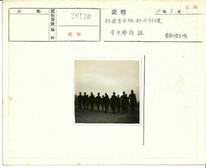 黄昏制服队伍散步长影.jpg