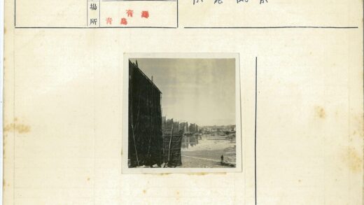 黑帆船与海岸线风景.jpg