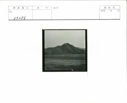 黑白丘陵大山景观.jpg