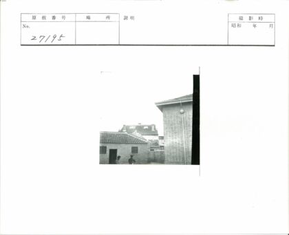黑白建筑与路灯街景.jpg