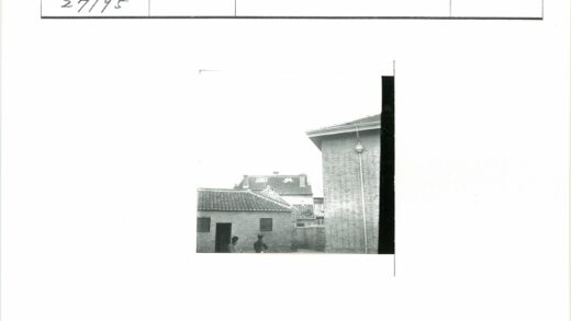 黑白建筑与路灯街景.jpg