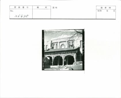 黑白建筑与车前枯枝.jpg