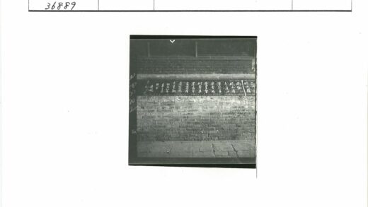 黑白砖墙汉字板书照片.jpg