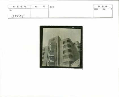 黑白阳台建筑旗杆天空.jpg