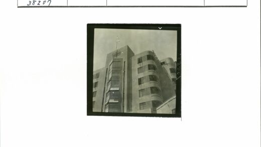黑白阳台建筑旗杆天空.jpg