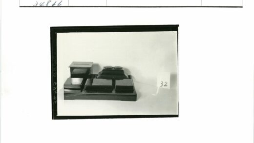 黑色桌面整理器与32号卡片.jpg