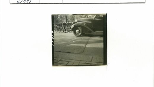 黑色汽车行驶在乡村道路.jpg