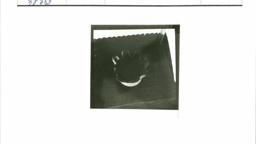 黑色物体手指状突起深色桌面.jpg