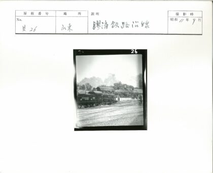 黑色蒸汽机车519号与站场轨道.jpg