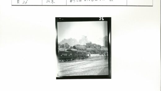 黑色蒸汽机车519号与站场轨道.jpg