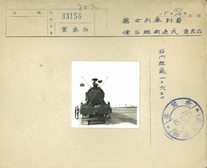 黑色蒸汽机车与人物.jpg