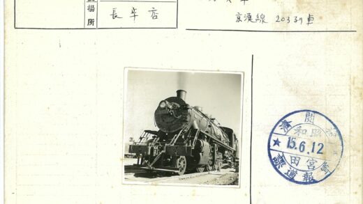 黑色蒸汽机车室外铁轨.jpg