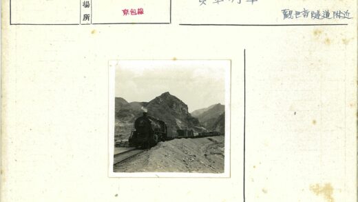 黑色蒸汽机车穿越山丘.jpg
