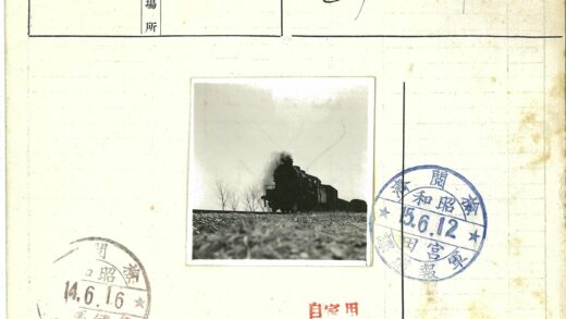黑色蒸汽机车行驶荒野铁轨.jpg