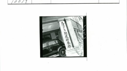 黑色轿车与日式建筑前柱.jpg