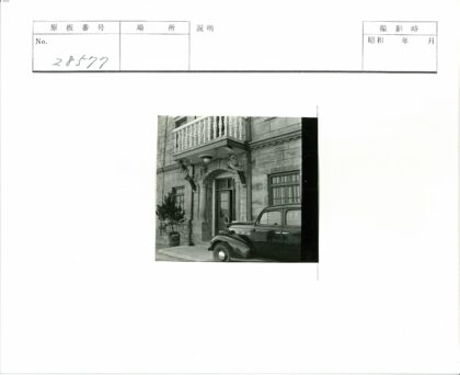 黑色轿车与精美石砌建筑.jpg